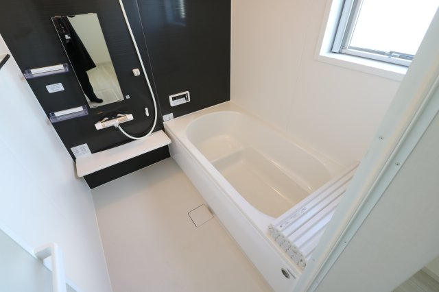 【浴室】 | 富士見市上沢3丁目　新築一戸建住宅　全1棟　(ふじみ野店) | 窓が付いてますので、換気もできます！