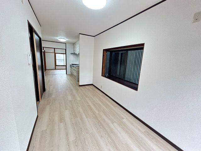 【居間・リビング】 | 高知市大津乙　リフォーム済　中古住宅 | 南面リビング