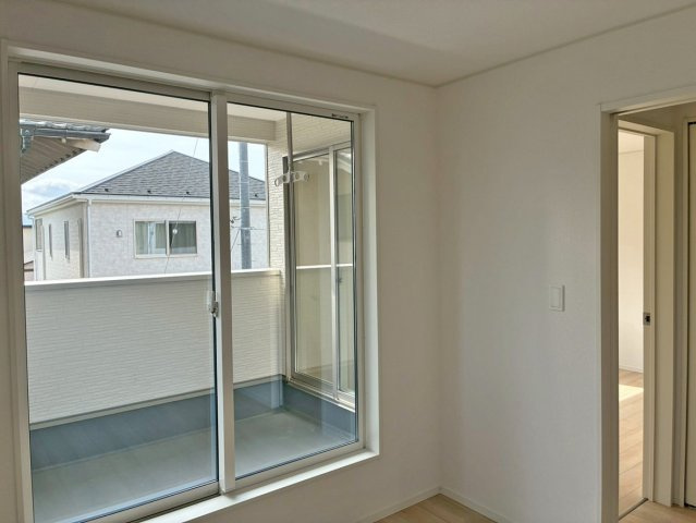【洋室】 | 沼津市沢田町第1 新築建売分譲住宅 土地＋建物 TW05840 | 沼津市沢田町3号棟　洋室4.5帖(南側) ※令和8年3月2日撮影写真