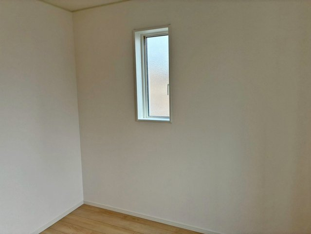 【洋室】 | 沼津市沢田町第1 新築建売分譲住宅 土地＋建物 TW05840 | 沼津市沢田町3号棟　洋室4.5帖(南側) ※令和8年3月2日撮影写真