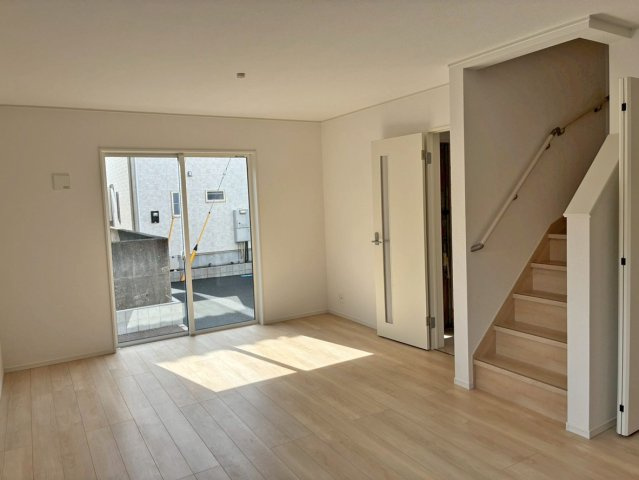 【居間・リビング】 | 沼津市沢田町第1 新築建売分譲住宅 土地＋建物 TW05840 | 沼津市沢田町3号棟　リビング ※令和8年3月2日撮影写真