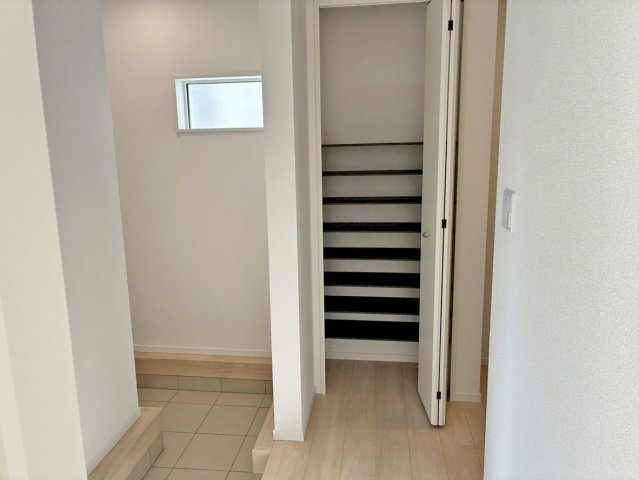 【玄関】 | 沼津市沢田町第1 新築建売分譲住宅 土地＋建物 TW05840 | 沼津市沢田町3号棟　玄関 ※令和8年3月2日撮影写真