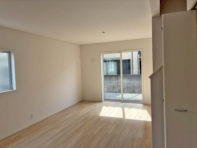 【居間・リビング】 | 沼津市沢田町第1 新築建売分譲住宅 土地＋建物 TW05840 | 沼津市沢田町3号棟　リビング ※令和8年3月2日撮影写真