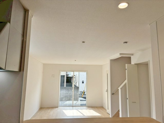 【居間・リビング】 | 沼津市沢田町第1 新築建売分譲住宅 土地＋建物 TW05840 | 沼津市沢田町3号棟　リビング ※令和8年3月2日撮影写真
