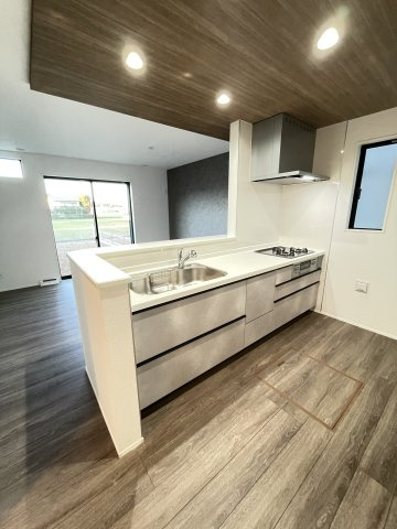 新築戸建・建売　大泉市寄木戸7期　GRAFARE　全5棟のキッチン|3口コンロなのでご飯を作りながらお弁当のおかずも作れて便利！