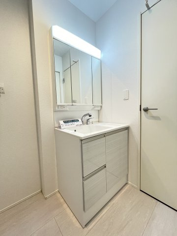 新築戸建・建売　大泉市寄木戸7期　GRAFARE　全5棟の独立洗面台|三面鏡タイプの独立洗面台で、身だしなみチェックも収納力も◎洗面まわりもすっきり清潔に保てます！