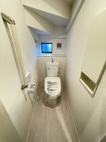 新築戸建・建売　大泉市寄木戸7期　GRAFARE　全5棟のトイレ|小窓付きで自然光が入る明るくて爽やかなトイレ空間です！