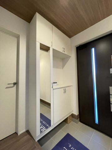 新築戸建・建売　大泉市寄木戸7期　GRAFARE　全5棟の玄関|身だしなみを整えてから外出できる、鏡付きの玄関収納付きです！