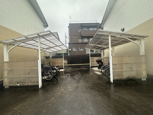 サープラスワン板倉B の駐車場