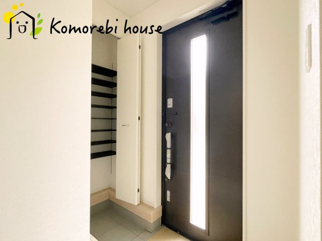 上尾市大谷本郷　第7　新築一戸建て　クレイドルガーデン　04の玄関|明るい玄関です
