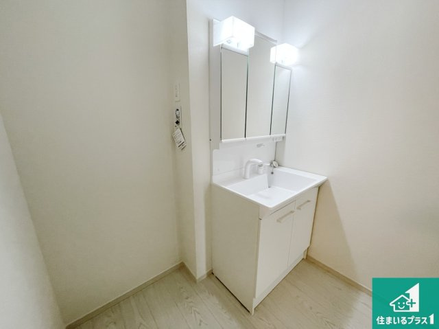 門真市舟田町　第2期　新築一戸建ての独立洗面台|清潔感のある洗面台です。フラットな鏡は掃除がしやすく毎日清潔！鏡裏には収納があるのでスッキリとした洗面台が保てます。