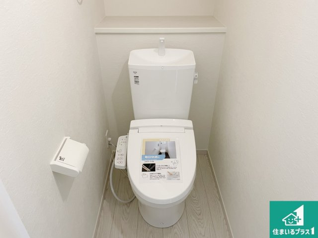 門真市舟田町　第2期　新築一戸建てのトイレ|1・2階の2ヶ所にあるので、朝の忙しい時間の順番待ちもなく、深夜の利用にも大変便利です。