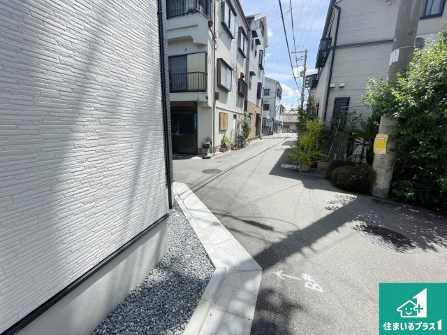 門真市舟田町　第2期　新築一戸建ての前面道路含む現地写真|周辺は閑静な住宅街！前面道路広々で車の出し入れも便利です。駐車が苦手な方でも安心して車庫入れできます！