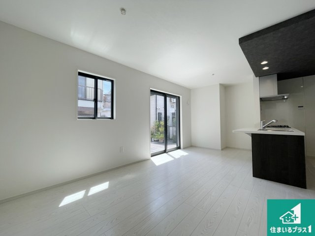 門真市舟田町　第2期　新築一戸建ての居間・リビング|日当たり良好の明るいリビングで朝の目覚めもスッキリできそう！対面キッチンでご家族のコミュニケーションも自然と増える設計！小さなお子様が遊ぶスペースを作っても広々とくつろげるLDK！