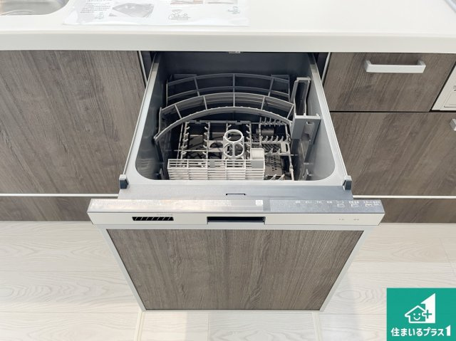 門真市舟田町　第2期　新築一戸建ての設備|食事後の一仕事、食器洗いをボタン一つでお任せできちゃいます！場所を取らないビルトイン式なので、お料理スペースもしっかり確保！