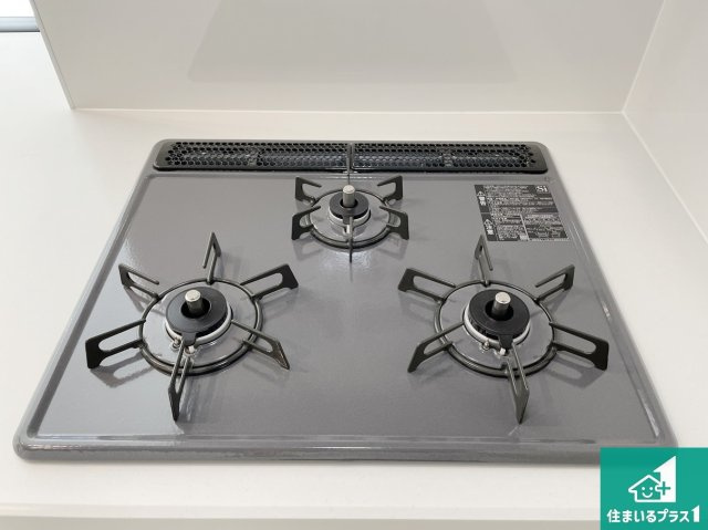 門真市舟田町　第2期　新築一戸建ての設備|ダブル高火力Ｓｉセンサー付きコンロ！３口あるので、まとめて料理をする時も大活躍！