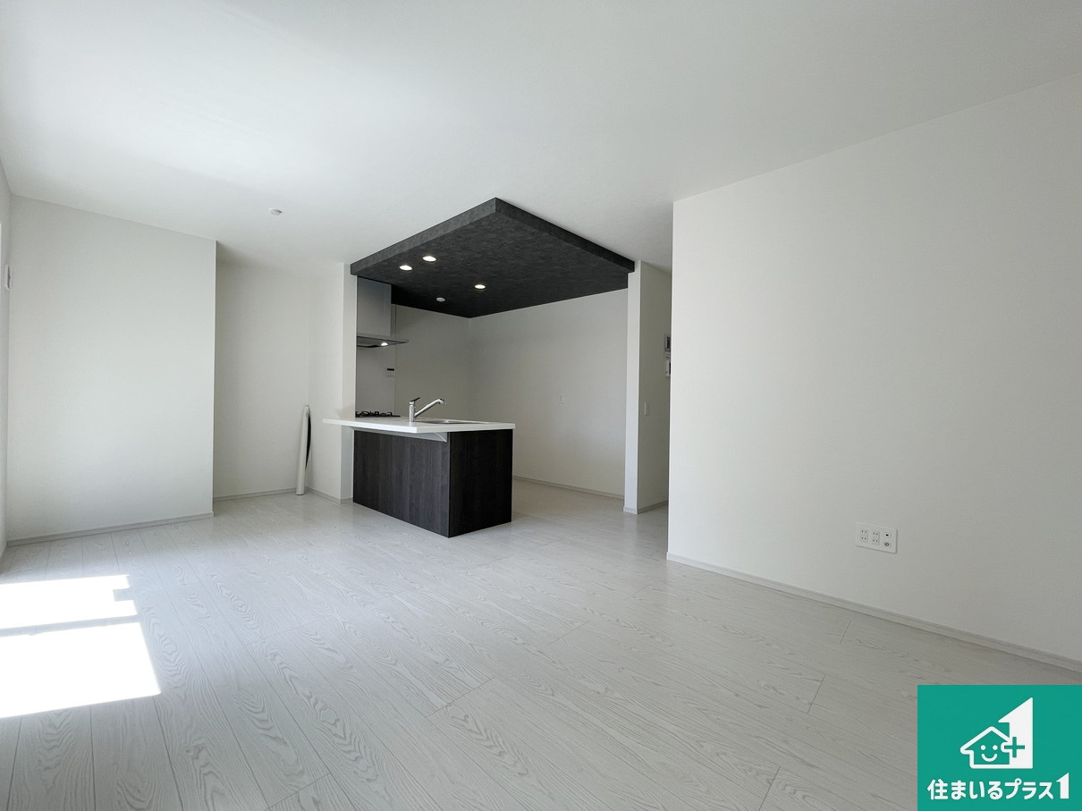 門真市舟田町　第2期　新築一戸建ての居間・リビング|日当たり良好の明るいリビングで朝の目覚めもスッキリできそう！対面キッチンでご家族のコミュニケーションも自然と増える設計！小さなお子様が遊ぶスペースを作っても広々とくつろげるLDK！