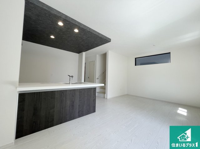 門真市舟田町　第2期　新築一戸建ての居間・リビング|シンプルなリビングは、観葉植物等のインテリアを楽しめますね！パパ好みにも、ママ好みにも家具次第で雰囲気を変えることができます！