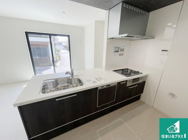 門真市舟田町　第2期　新築一戸建てのキッチン|リビングと統一感があり、使い勝手のいいキッチン。広々としているので、二人並んで作業が出来ちゃいます。お子様と一緒に色々なお料理に挑戦できるスペースがあります。