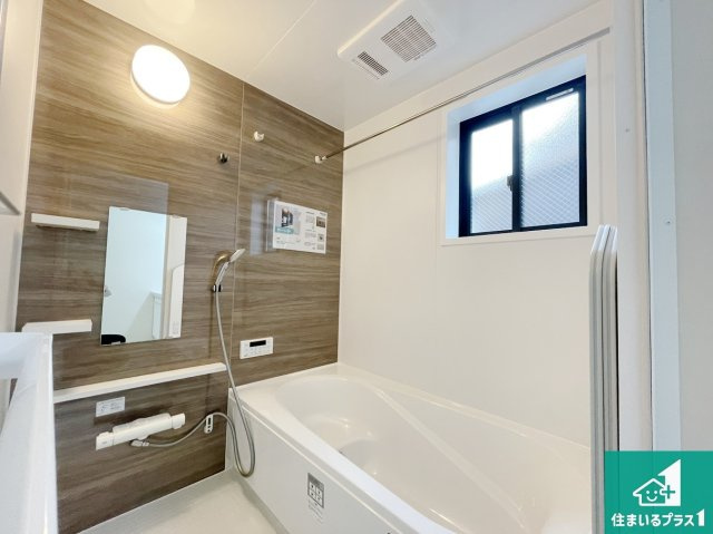 門真市舟田町　第2期　新築一戸建ての浴室|足をゆったり伸ばして寛げる浴槽です。窓が設けられていますので差し込む光が明るく穏やかな雰囲気にしてくれます♪浴室乾燥機も設置しているので、雨の日の洗濯物も安心です♪