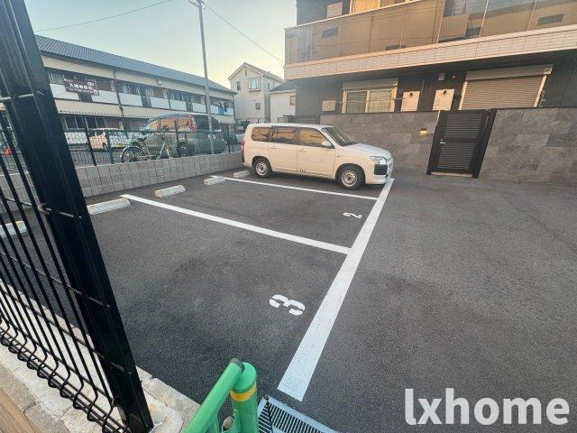 SPECIALE沢良宜西の駐車場