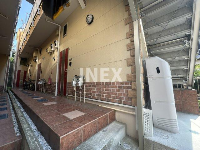 横浜市保土ケ谷区西久保町のアパートのエントランス