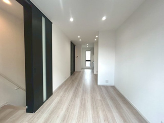 【居間・リビング】 | 右京区嵯峨中又町 | ブラックの建具でスタイリッシュなLDK