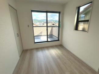 【洋室】 | 右京区嵯峨中又町 | 4.1帖洋室：お子様のプレイスペースなど用途が豊富なワイドバルコニー付のお部屋