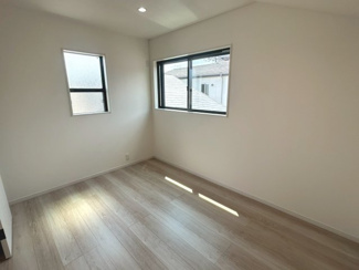 【寝室】 | 右京区嵯峨中又町 | 5.4帖洋室：寝室にもオススメな収納付きのお部屋♪