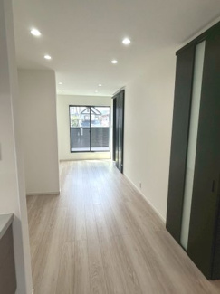 【居間・リビング】 | 右京区嵯峨中又町 | 建具にガラスが入っている為階段の窓からも採光あり！