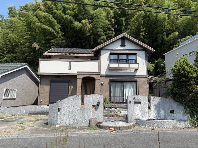 常滑市檜原町字勇田　中古戸建の外観|南向きで陽当りを遮るものがなく、一日中明るい光が差し込むお家です。飽きの来ないナチュラルなカラーリングの外装です。