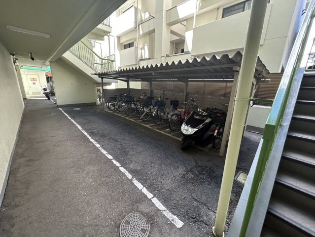 グリーンコーポ西中島の駐車場