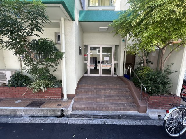 グリーンコーポ西中島のエントランス