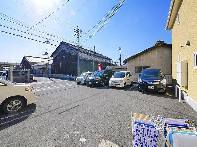 フルールの駐車場|車をお持ちの方に嬉しい駐車場付きの物件です