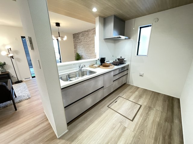 新築戸建・建売　大泉市寄木戸7期　GRAFARE　全5棟のキッチン|カウンター越しに会話が弾む、家族とのつながりを感じられる対面キッチンです！