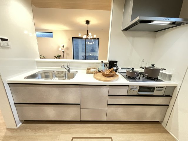 新築戸建・建売　大泉市寄木戸7期　GRAFARE　全5棟のキッチン|3口コンロなのでご飯を作りながらお弁当のおかずも作れて便利！