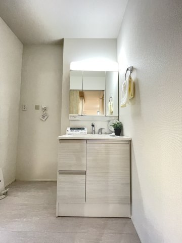 新築戸建・建売　大泉市寄木戸7期　GRAFARE　全5棟の独立洗面台|三面鏡タイプの独立洗面台で、身だしなみチェックも収納力も◎洗面まわりもすっきり清潔に保てます！