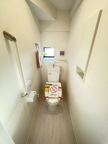 新築戸建・建売　大泉市寄木戸7期　GRAFARE　全5棟のトイレ|小窓付きで自然光が入る明るくて爽やかなトイレ空間です！