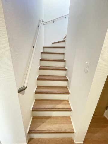 新築戸建・建売　大泉市寄木戸7期　GRAFARE　全5棟の内装|転倒リスクを軽減し、家族みんなが使いやすい手すり付き♪