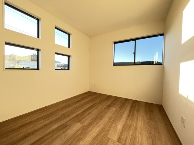 新築戸建・建売　大泉市寄木戸7期　GRAFARE　全5棟の洋室|2面採光で陽射しがたっぷり差し込む明るい洋室です！