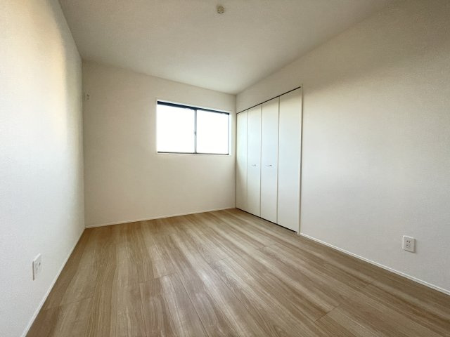 新築戸建・建売　大泉市寄木戸7期　GRAFARE　全5棟の洋室|ナチュラルな光が差し込む2面採光の洋室です！ホワイト基調で清楚感たっぷり♪