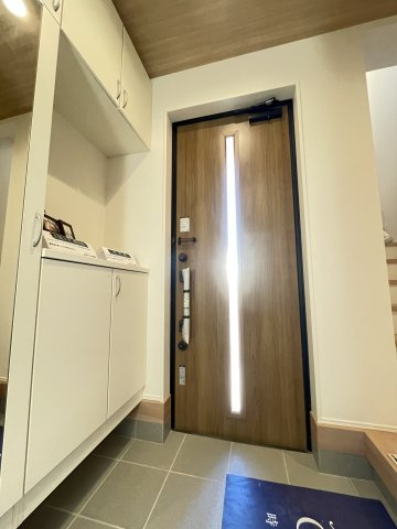 新築戸建・建売　大泉市寄木戸7期　GRAFARE　全5棟の玄関|フロアコートや防草シートなど、オプション工事もお任せください！