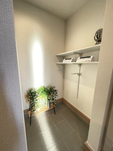 新築戸建・建売　大泉市寄木戸7期　GRAFARE　全5棟の収納|シューズクロークには可動棚付きでファミリークロークに続いています！