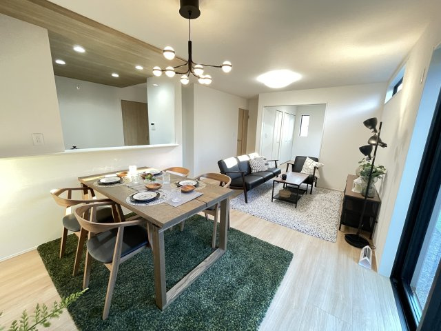 新築戸建・建売　大泉市寄木戸7期　GRAFARE　全5棟の居間・リビング|ダイニングには大きな窓があり明るい陽射しが差し込む開放的で心地よい空間です！