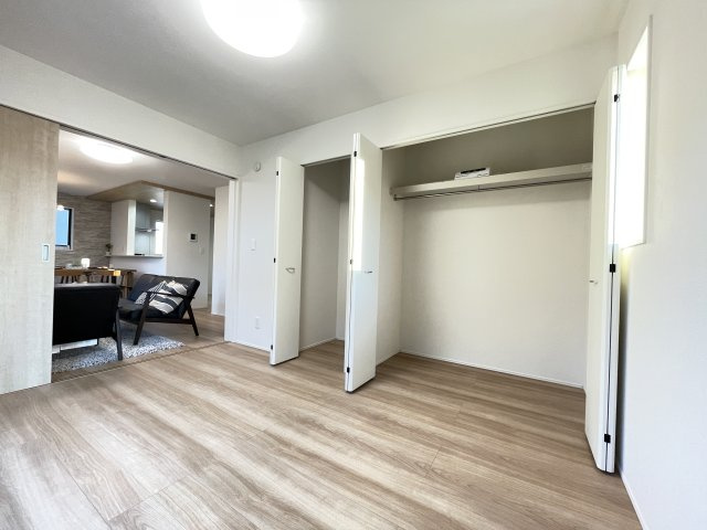 新築戸建・建売　大泉市寄木戸7期　GRAFARE　全5棟の洋室|1階洋室にもクローゼット完備です！