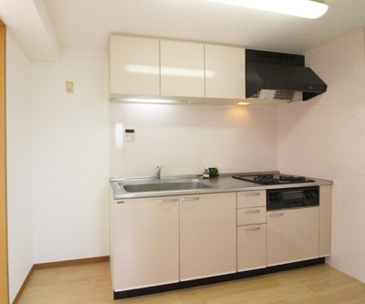 【キッチン】 | リーラ・コート | システムキッチン　三口ガスコンロ　グリル付