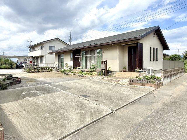 【中古戸建】前橋市小島田町の外観|■外観｜土日のご見学はもちろん、平日・夜間のご案内も大歓迎です♪「今から見たい」や「仕事終わりに見たい」にもご対応できますのでお気軽にお問い合わせください♪