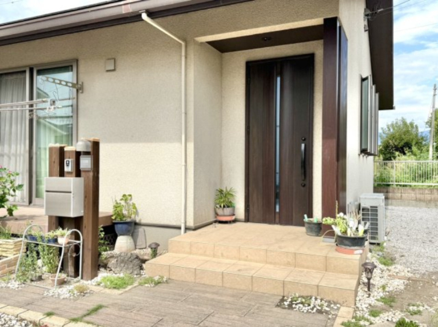 【中古戸建】前橋市小島田町の玄関|■玄関｜屋根付きの玄関ドアです！雨が降っていても玄関の出入りも雨に濡れてしまう心配もございません！高級感あふれる玄関ドアもpointです