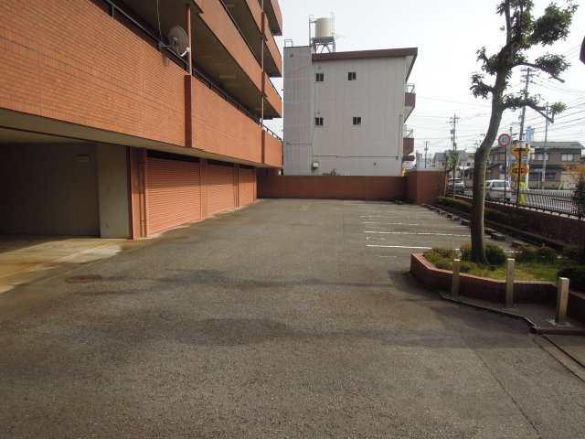 信開ドムス松本の駐車場