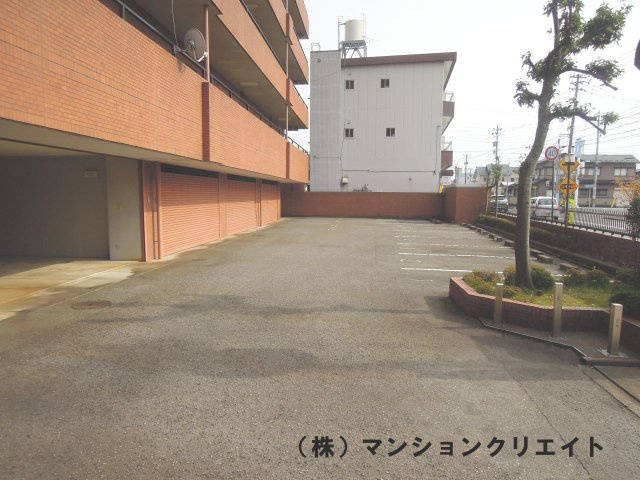 信開ドムス松本の駐車場